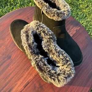 NWT KHOMBU Women’s Fur-Lined Boots